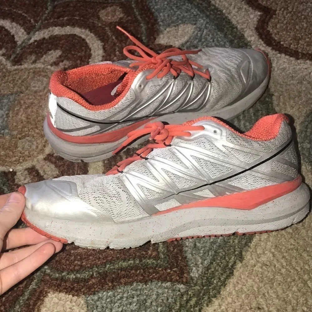 GUC MENS 9.5 THE NORTH FACE RUNNING/HIKING SHOES